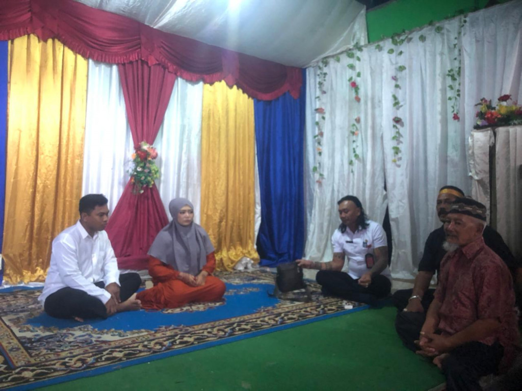 Perbekel Petang Menghadiri  Acara Undangan Pernikahan,di Br Angantiga,Desa Petang